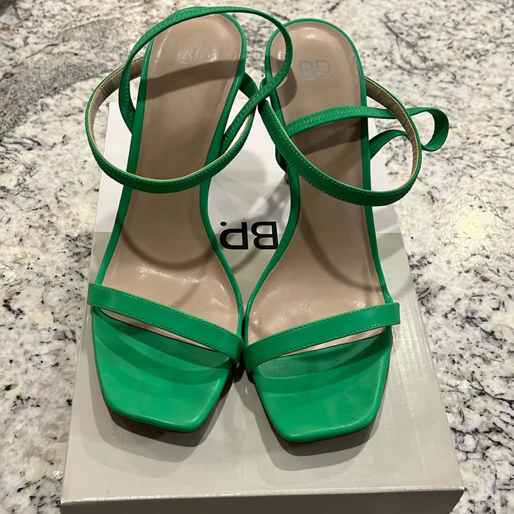 Like new- green BP heels